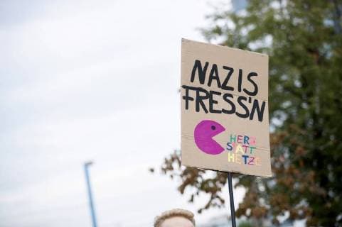 Besucher vom wirsindmehr-Konzert gegen Rechts vor der Johanniskirche. Chemnitz, 03.09.2018