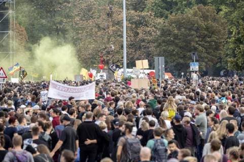 Besucher vom wirsindmehr-Konzert gegen Rechts vor der Johanniskirche. Chemnitz, 03.09.2018