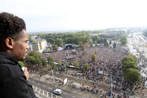 Konzertbesucher beim wirsindmehr-Konzert gegen Rechts vor der Johanniskirche. Chemnitz, 03.09.2018