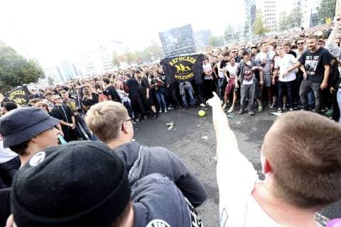 Konzertbesucher beim wirsindmehr-Konzert gegen Rechts vor der Johanniskirche. Chemnitz, 03.09.2018