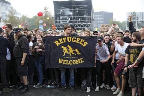 Konzertbesucher beim wirsindmehr-Konzert gegen Rechts vor der Johanniskirche. Chemnitz, 03.09.2018