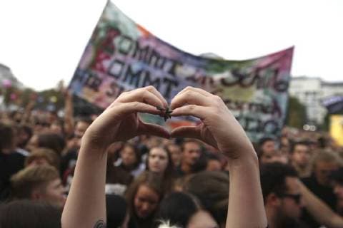 Konzertbesucher beim wirsindmehr-Konzert gegen Rechts vor der Johanniskirche. Chemnitz, 03.09.2018
