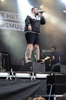 Jan Monchi Gorkow von Feine Sahne Fischfilet live beim wirsindmehr-Konzert gegen Rechts vor der Johanniskirche. Chemnitz, 03.09.2018
