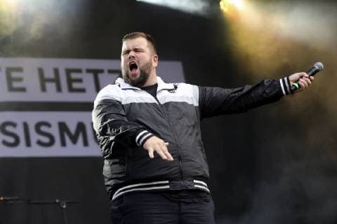 Jan Monchi Gorkow von Feine Sahne Fischfilet live beim wirsindmehr-Konzert gegen Rechts vor der Johanniskirche. Chemnitz, 03.09.2018