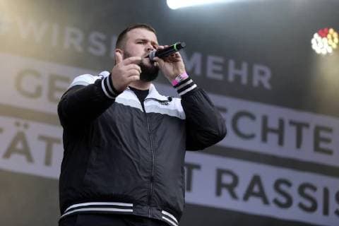 Jan Monchi Gorkow von Feine Sahne Fischfilet live beim wirsindmehr-Konzert gegen Rechts vor der Johanniskirche. Chemnitz, 03.09.2018