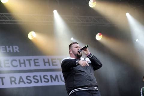 Jan Monchi Gorkow von Feine Sahne Fischfilet live beim wirsindmehr-Konzert gegen Rechts vor der Johanniskirche. Chemnitz, 03.09.2018