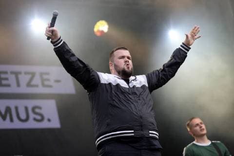 Jan Monchi Gorkow von Feine Sahne Fischfilet live beim wirsindmehr-Konzert gegen Rechts vor der Johanniskirche. Chemnitz, 03.09.2018