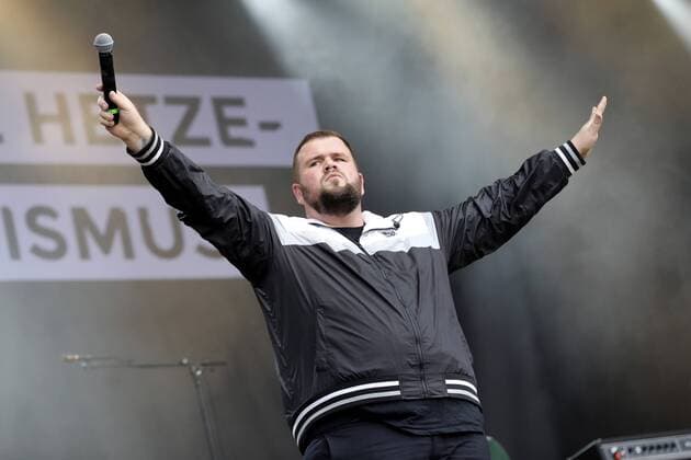Jan Monchi Gorkow von Feine Sahne Fischfilet live beim wirsindmehr-Konzert gegen Rechts vor der Johanniskirche. Chemnitz, 03.09.2018