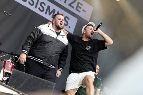 Jan Monchi Gorkow und Marteria live beim wirsindmehr-Konzert gegen Rechts vor der Johanniskirche. Chemnitz, 03.09.2018