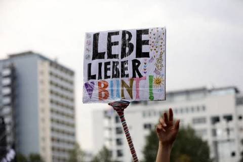 Konzertbesucher beim wirsindmehr-Konzert gegen Rechts vor der Johanniskirche. Chemnitz, 03.09.2018