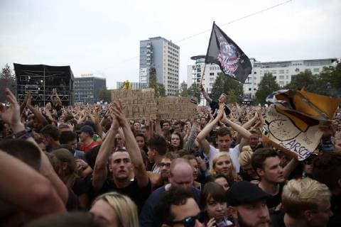 Konzertbesucher beim wirsindmehr-Konzert gegen Rechts vor der Johanniskirche. Chemnitz, 03.09.2018