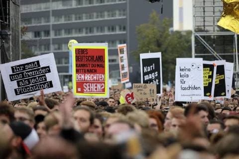 Konzertbesucher beim wirsindmehr-Konzert gegen Rechts vor der Johanniskirche. Chemnitz, 03.09.2018