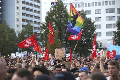 Konzertbesucher beim wirsindmehr-Konzert gegen Rechts vor der Johanniskirche. Chemnitz, 03.09.2018