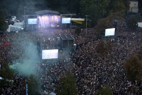 Konzertbesucher beim wirsindmehr-Konzert gegen Rechts vor der Johanniskirche. Chemnitz, 03.09.2018