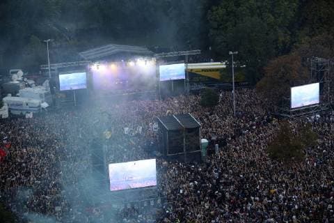 Konzertbesucher beim wirsindmehr-Konzert gegen Rechts vor der Johanniskirche. Chemnitz, 03.09.2018