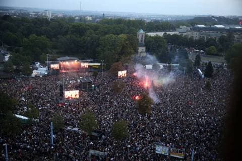 Konzertbesucher beim wirsindmehr-Konzert gegen Rechts vor der Johanniskirche. Chemnitz, 03.09.2018