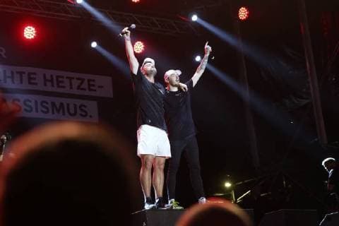 Marteria und Casper live beim wirsindmehr-Konzert gegen Rechts vor der Johanniskirche. Chemnitz, 03.09.2018