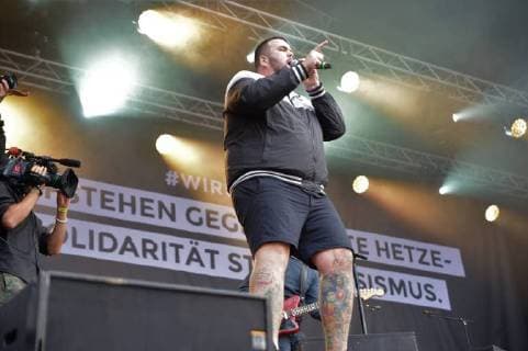 Chemnitz der 03.09.18- Wir sind mehr Konzert im Chemnitzer Stadtzentrum-Aufstehen gegen Rechte Hetze-Solidaritaet statt Rassismus.65.000 Menschen versammelten sich heute vor der Johanniskirche und setzen gemeinsam ein Zeichen-gegen Rechts. Bildinfo:Feine Sahne Fischfilet rocken Chemnitz. Chemnitz-Konzert Wir sind mehr Aufstehen gegen Rechte Hetze-Solidaritaet statt Rassismus.