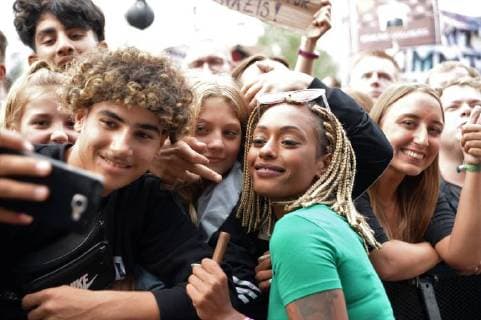 Chemnitz der 03.09.18- Wir sind mehr Konzert im Chemnitzer Stadtzentrum-Aufstehen gegen Rechte Hetze-Solidaritaet statt Rassismus.65.000 Menschen versammelten sich heute vor der Johanniskirche und setzen gemeinsam ein Zeichen-gegen Rechts. Bildinfo:Die wunderschoene Nura vor ihrem Auftritt-sucht den Kontakt zu Fans,schreibt Autogramme und macht Selfies. Chemnitz-Konzert Wir sind mehr Aufstehen gegen Rechte Hetze-Solidaritaet statt Rassismus.