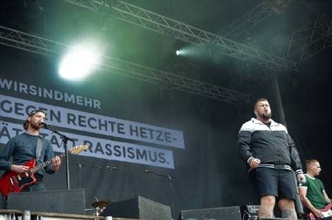 Chemnitz der 03.09.18- Wir sind mehr Konzert im Chemnitzer Stadtzentrum-Aufstehen gegen Rechte Hetze-Solidaritaet statt Rassismus.65.000 Menschen versammelten sich heute vor der Johanniskirche und setzen gemeinsam ein Zeichen-gegen Rechts. Bildinfo:Feine Sahne Fischfilet rocken Chemnitz. Chemnitz-Konzert Wir sind mehr Aufstehen gegen Rechte Hetze-Solidaritaet statt Rassismus.