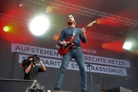Chemnitz der 03.09.18- Wir sind mehr Konzert im Chemnitzer Stadtzentrum-Aufstehen gegen Rechte Hetze-Solidaritaet statt Rassismus.65.000 Menschen versammelten sich heute vor der Johanniskirche und setzen gemeinsam ein Zeichen-gegen Rechts. Bildinfo:Feine Sahne Fischfilet rocken Chemnitz. Chemnitz-Konzert Wir sind mehr Aufstehen gegen Rechte Hetze-Solidaritaet statt Rassismus.