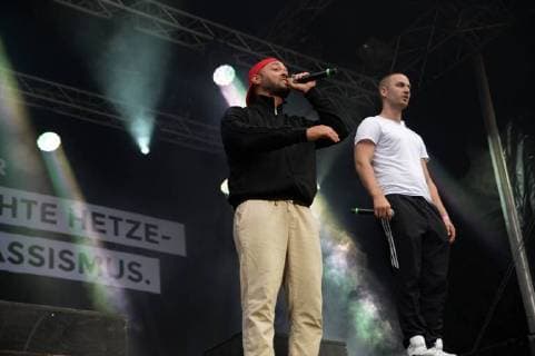 Chemnitz der 03.09.18- Wir sind mehr Konzert im Chemnitzer Stadtzentrum-Aufstehen gegen Rechte Hetze-Solidaritaet statt Rassismus.65.000 Menschen versammelten sich heute vor der Johanniskirche und setzen gemeinsam ein Zeichen-gegen Rechts. Bildinfo:K.I.Z. stark am Performen. Chemnitz-Konzert Wir sind mehr Aufstehen gegen Rechte Hetze-Solidaritaet statt Rassismus.