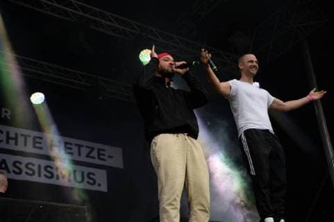 Chemnitz der 03.09.18- Wir sind mehr Konzert im Chemnitzer Stadtzentrum-Aufstehen gegen Rechte Hetze-Solidaritaet statt Rassismus.65.000 Menschen versammelten sich heute vor der Johanniskirche und setzen gemeinsam ein Zeichen-gegen Rechts. Bildinfo:K.I.Z. stark am Performen. Chemnitz-Konzert Wir sind mehr Aufstehen gegen Rechte Hetze-Solidaritaet statt Rassismus.
