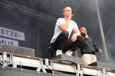 Chemnitz der 03.09.18- Wir sind mehr Konzert im Chemnitzer Stadtzentrum-Aufstehen gegen Rechte Hetze-Solidaritaet statt Rassismus.65.000 Menschen versammelten sich heute vor der Johanniskirche und setzen gemeinsam ein Zeichen-gegen Rechts. Bildinfo:K.I.Z. stark am Performen. Chemnitz-Konzert Wir sind mehr Aufstehen gegen Rechte Hetze-Solidaritaet statt Rassismus.