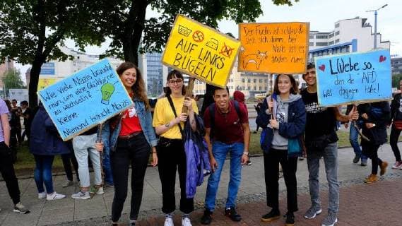 03.09.2018, xkhx Chemnitz Wir sind mehr - Aufstehen gegen rechte Hetze Prohekt Chemnitzer Kultureinrichtungen Open Air Konzert zu dem ca. 60.000 Menschen kamen um mit Plakaten und der Anwesenheit gegen Hass und Ausgreunzung ein Zeichen zu setzen