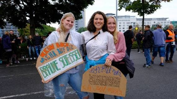03.09.2018, xkhx Chemnitz Wir sind mehr - Aufstehen gegen rechte Hetze Prohekt Chemnitzer Kultureinrichtungen Open Air Konzert zu dem ca. 60.000 Menschen kamen um mit Plakaten und der Anwesenheit gegen Hass und Ausgreunzung ein Zeichen zu setzen