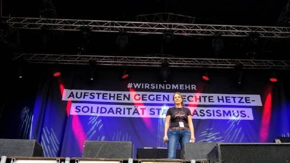 03.09.2018, xkhx Chemnitz Wir sind mehr - Aufstehen gegen rechte Hetze Prohekt Chemnitzer Kultureinrichtungen Open Air Konzert zu dem ca. 60.000 Menschen kamen um mit Plakaten und der Anwesenheit gegen Hass und Ausgreunzung ein Zeichen zu setzen