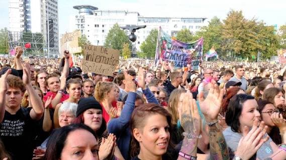 03.09.2018, xkhx Chemnitz Wir sind mehr - Aufstehen gegen rechte Hetze Prohekt Chemnitzer Kultureinrichtungen Open Air Konzert zu dem ca. 60.000 Menschen kamen um mit Plakaten und der Anwesenheit gegen Hass und Ausgreunzung ein Zeichen zu setzen