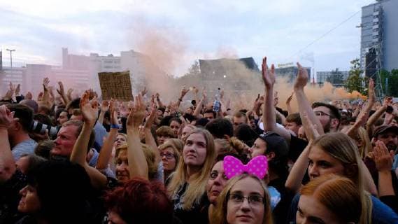 03.09.2018, xkhx Chemnitz Wir sind mehr - Aufstehen gegen rechte Hetze Prohekt Chemnitzer Kultureinrichtungen Open Air Konzert zu dem ca. 60.000 Menschen kamen um mit Plakaten und der Anwesenheit gegen Hass und Ausgreunzung ein Zeichen zu setzen