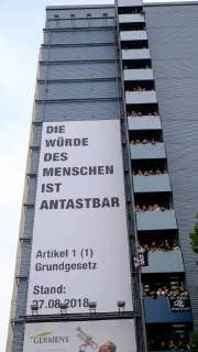 03.09.2018, xkhx Chemnitz Wir sind mehr - Aufstehen gegen rechte Hetze Prohekt Chemnitzer Kultureinrichtungen Open Air Konzert zu dem ca. 60.000 Menschen kamen um mit Plakaten und der Anwesenheit gegen Hass und Ausgreunzung ein Zeichen zu setzen