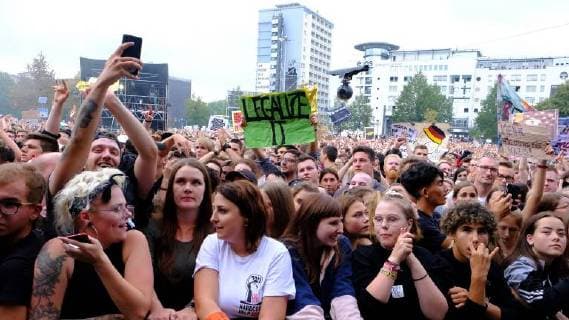 03.09.2018, xkhx Chemnitz Wir sind mehr - Aufstehen gegen rechte Hetze Prohekt Chemnitzer Kultureinrichtungen Open Air Konzert zu dem ca. 60.000 Menschen kamen um mit Plakaten und der Anwesenheit gegen Hass und Ausgreunzung ein Zeichen zu setzen