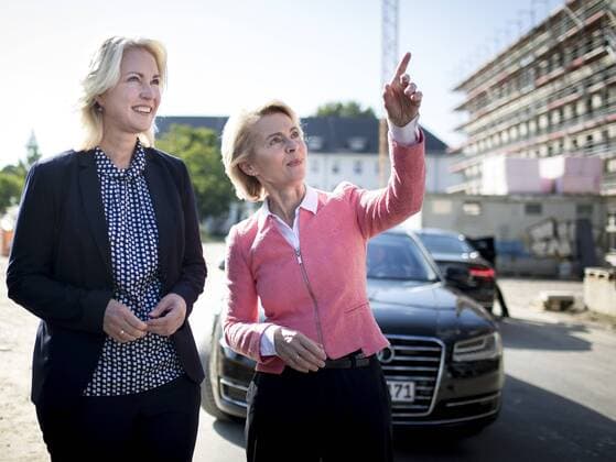 News Themen der Woche KW 36 News Bilder des Tages Bundesverteidigungsministerin Ursula von der Leyen, CDU zusammen mit Manuela Schwesig, Ministerpraesidentin des Landes Mecklenburg-Vorpommern bei dem Richtfest des Fuehrungszentrums der Marine (FueZ M) in Rostock. 04.09.2018. Rostock Deutschland *** Federal Defense Minister Ursula von der Leyen CDU together with Manuela Schwesig Minister President of the state of Mecklenburg Vorpommern at the topping-out ceremony of the Fuezungszentrum der Marine FueZ M in Rostock 04 09 2018 Rostock Germany Copyright: xFelixxZahnx