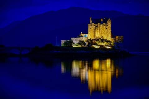 Eilean Donan Castle Eilean Donan Castle ist eine Niederungsburg in der Nähe von Dornie, einem kleinen Dorf in Schottland. Eilean Donan Castle befindet sich am Loch Duich in den westlichen schottischen Highlands. Die Burg liegt auf einer kleinen Landzunge, die bei Flut zu einer winzigen Gezeiteninsel wird. Sie ist dann nur durch eine steinerne Fußgängerbrücke zu erreichen. Die Burg ist der Stammsitz des schottischen Clans der Macrae. Copyright: xVIADATAx xHolgerxJohnx, Dornie Argyll Schottland
