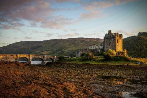 Eilean Donan Castle Eilean Donan Castle ist eine Niederungsburg in der Nähe von Dornie, einem kleinen Dorf in Schottland. Eilean Donan Castle befindet sich am Loch Duich in den westlichen schottischen Highlands. Die Burg liegt auf einer kleinen Landzunge, die bei Flut zu einer winzigen Gezeiteninsel wird. Sie ist dann nur durch eine steinerne Fußgängerbrücke zu erreichen. Die Burg ist der Stammsitz des schottischen Clans der Macrae. Copyright: xVIADATAx xHolgerxJohnx, Dornie Argyll Schottland