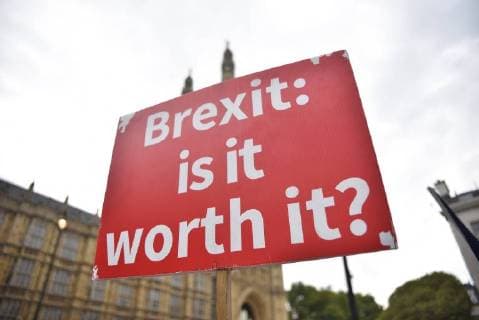 News Themen der Woche KW 36 News Bilder des Tages September 4, 2018 - London, England, United Kingdom - Demonstrtors gather outside the Parliament to protest against Brexit, waving EU and Union flags and a placard reading Brexit Is It Worth It? , London on September 4, 2018. London United Kingdom  - ZUMAn230 20180904_zaa_n230_291 Copyright: xAlbertoxPezzalix