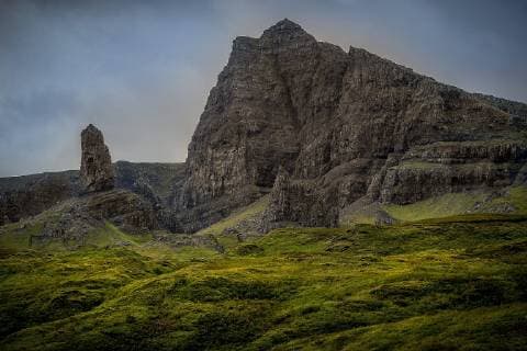 Old Man of Storr Der Old Man of Storr ist eine 48 Meter hohe Felsnadel auf der zu den Inneren Hebriden gehörenden schottischen Insel Skye. Sie liegt auf der Halbinsel Trotternish, etwa zehn Kilometer nördlich der Inselhauptstadt Portree, und ist eine der bekanntesten Sehenswürdigkeiten der Insel., Portree Skye Schottland