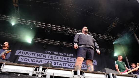 03.09.2018, xkhx Chemnitz Wir sind mehr - Aufstehen gegen rechte Hetze Prohekt Chemnitzer Kultureinrichtungen Open Air Konzert Jan Monchi Gorkow Sänger der Antifa-Punkband Feine Sahne Fischfilet