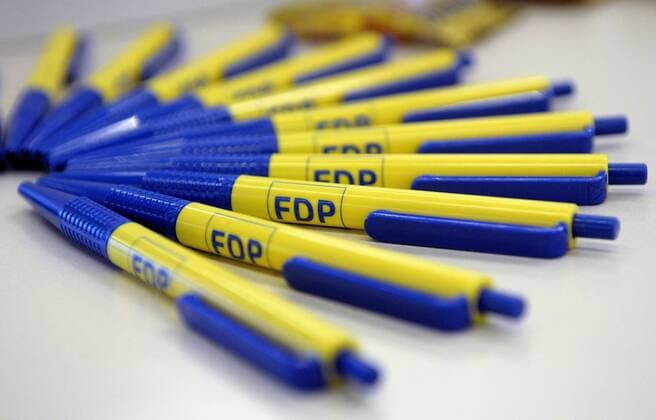 Kugelschreiber der FDP liegen am Sonntag (30.08.2009) bei der Wahlparty der Saar-FDP auf einem Tisch im Halbkreis. Laut dem vorläufigen amtlichen Endergebnis erreicht die Partei im Saarland 9,2 % der abgegebenen Stimmen.