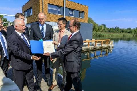 Schwimmende Häuser am Gräbendorfer See DEU Brandenburg Laasow (Honorarpflichtiges Foto Â Tel. 0171 6254657) Der Gräbendorfer See wurde heute als erster größerer Brandenburger See aus der Bergaufsicht frei gegeben. Ministerpräsident Dietmar Woidke nahm in Laasow (Kreis Oberspreewald-Lausitz) an der Urkundenübergabe teil und nutzte den Anlass für einen Besuch in der Lausitzer Bergbauregion. Die entsprechende Urkunde übergab der Präsident des Landesamtes für Bergbau Geologie und Rohstoffe, Hans-Georg Thiem, an Vertreter der Lausitzer und Mitteldeutsche Bergbauverwaltungsgesellschaft mbH (LMBV). Neben Woidke nahmen daran unter anderen auch der Präsident der BTU Cottbus-Senftenberg, Prof. Jörg Steinbach, der Geschäftsführer der TMB (Tourismus Marketing Brandenburg GMbH), Dieter Hütte, und der Lausitzbeauftrage Klaus Freytag te