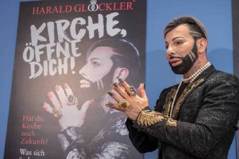 Entertainment Themen der Woche KW36 Entertainment Bilder des Tages Der Modedesigner Harald Gloeoeckler am Mittwoch (05.09.2018) in Berlin bei der Vorstellung seines Buches mit dem Titel Kirche, oeffne Dich! . Gloeoeckler sieht bei den beiden grossen Kirchen in Deutschland Reformbedarf. Es muss sich dringend etwas aendern , dann koennten evangelische wie katholische Kirche eine grosse Renaissance erfahren, sagte der 53-jaehrige Modeschoepfer. Der evangelisch erzogene Gloeoeckler ist nach eigenen Angaben aus der Kirche ausgetreten, glaubt aber weiter an Gott. So bete er regelmaessig das Vater unser , sagte der Designer. Sein rund 200 Seiten umfassendes Buch ist im Adeo Verlag erschienen. Der Untertitel des Buches lautet: Hat die Kirche noch Zukunft? Was sich aendern muss . (Siehe epd-Bericht vom 05.09.2018) Modedesigner Gloeoeckler stellt sein Buch Kirche, oeffne Dich! vor *** The fashion designer Ha Copyright: epd-bild RolfxZoellner EDITORIAL USE ONLY