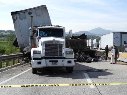 September 5, 2018 - EUM20180905SOC06.JPG .QUERETARO, Qro.- AccidentAccidenteChoque.- Dos personas perdieron la vida calcinadas luego de un choque entre dos traileres en la cabina de su tracto camion, luego de que golpearon de frente contra el costado del remolque de otra unidad de carga, en el kilometro 33 del Libramiento Noreste, en direccion a San Luis Potosi. La colision provoco un incendio que cubrio gran parte de la carroceria del vehiculo. Foto: Agencia EL UNIVERSALAFBV Copyright: xElxUniversalx