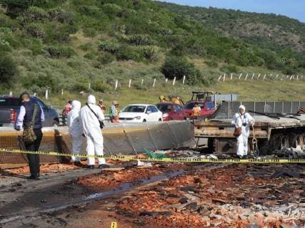 September 5, 2018 - EUM20180905SOC09.JPG .QUERETARO, Qro.- AccidentAccidenteChoque.- Dos personas perdieron la vida calcinadas luego de un choque entre dos traileres en la cabina de su tracto camion, luego de que golpearon de frente contra el costado del remolque de otra unidad de carga, en el kilometro 33 del Libramiento Noreste, en direccion a San Luis Potosi. La colision provoco un incendio que cubrio gran parte de la carroceria del vehiculo. Foto: Agencia EL UNIVERSALAFBV Copyright: xElxUniversalx