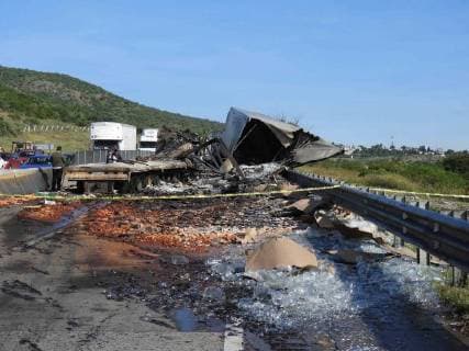 News Bilder des Tages September 5, 2018 - EUM20180905SOC08.JPG .QUERETARO, Qro.- AccidentAccidenteChoque.- Dos personas perdieron la vida calcinadas luego de un choque entre dos traileres en la cabina de su tracto camion, luego de que golpearon de frente contra el costado del remolque de otra unidad de carga, en el kilometro 33 del Libramiento Noreste, en direccion a San Luis Potosi. La colision provoco un incendio que cubrio gran parte de la carroceria del vehiculo. Foto: Agencia EL UNIVERSALAFBV Copyright: xElxUniversalx