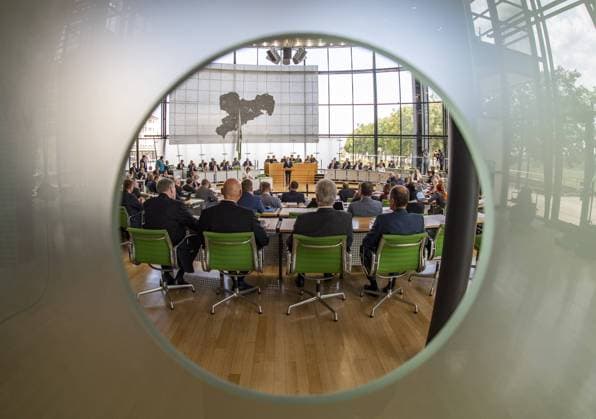 Blick in den Plenarsaal während der sächsische Ministerpräsident Michael Kretschmer (CDU) seine Regierungserklärung zu den Vorfällen in Chemnitz am Mittwoch (05.09.2018) im Sächsischen Landtag in Dresden hält. *** View into the plenary hall while the Saxon Prime Minister Michael Kretschmer CDU holds its policy statement on the incidents in Chemnitz on Wednesday 05 09 2018 in the Saxon state parliament in Dresden RM001