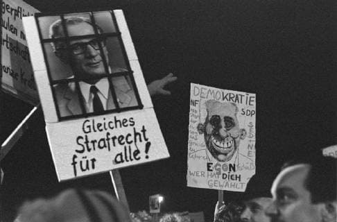 Montagsdemo am 20. November 1989 in Dresden. Foto: Hainer Michael *** Monday demo on 20 November 1989 in Dresden Photo Hainer Michael RM001