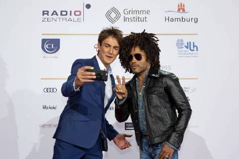 Entertainment Themen der Woche KW36 Entertainment Bilder des Tages Hamburg, Germany 06.09.2018, Deutscher Radiopreis 2018, (L-R) Matzke Knop und Lenny Kravitz auf dem roten Teppich ( DeFodi035 *** Hamburg Germany 06 09 2018 German Radio Prize 2018 L R Matzke Knop and Lenny Kravitz on the red carpet DeFodi035